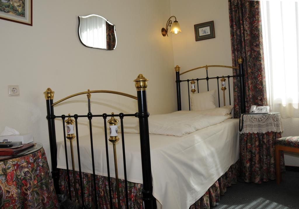 Hotel Admiral Wiesbaden Room photo